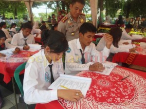 Kapolres Tuban saat melihat peserta Pemilihan Duta Lantas menjalani tes tulis