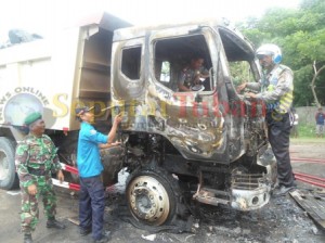 kondisi dump truck jadi korban amuk warga usai tabrak warga hingga meninggal dunia