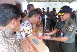 MEMBANTU : Dandim 0811 Tuban, Letkol Inf. Primadi Saiful Sulun saat menyerahkan bantuan secara simbolis