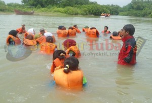 LATIHAN SAR : Siswa dilatih menunggu bantuan datang dengan posisi di air