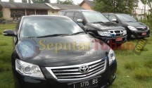 DISOROT : Mobil yang ditumpangi Bambang DH dan rombonganya