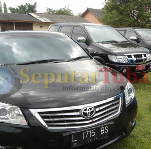 DISOROT : Mobil yang ditumpangi Bambang DH dan rombonganya