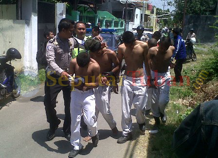 DITANGKAP : Sejumlah pelajar dari SMK Pelayaran Muhammadiyah Tuban saat diamankan Polisi usai tawuran
