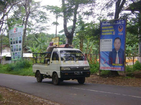 Alat Peraga Kampanye (APK) peserta Pemilu 2014