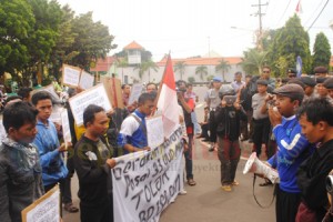 PENOLAKAN NASIONAL : Aktivis saat melakukan aksi penolakan pemberlakuan BPJS didepan kantor Pemkab Tuban