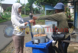 TELATEN : Sukron saat melayani pembelinya dikawasan Kecamatan Montong