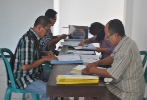 SERIUS : Peserta seleksi Komisioner KPUD Tuban menyiapkan berkas administrasi
