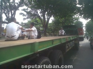 MEMBUDAYA : Sejumlah pelajar saat menumpang truk didepan Mapolres Tuban.