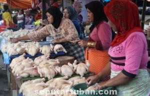 JELANG PUASA: Salah satu sudut aktivitas pedagang daging ayam di Pasar Baru Tuban, Senin (15/05/2014) siang. 