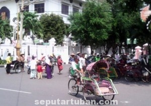 PANEN ORDER: Para tukang becak di Kota Tuban bersiap menyambut even pilpres 9 Juli mendatang.