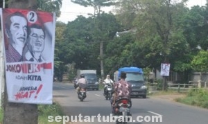 MENGUNDANG PROTES: Salah satu poster pasangan capres yang banyak bertebaran di jalanan Kota Tuban.  