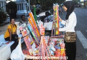MERIAHKAN RAMADHAN : Penjual kembang api mulai menjajakan daganganya menjelang bulan Ramadhan