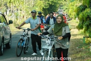 SEMANGAT : Para peserta fun bike HUT TNI ke 69 Kodim 0811 Tuban saat melintas di kawasan Bektiharjo, Kecamatan Semanding, Kab. Tuban