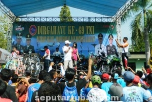 MENYATU : Kemeriahan hadiah dan panggung hiburan Fun Bike HUT TNI ke 69 di Makodim 0811 Tuban