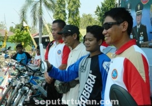 BERUNTUNG : Para pemenang 2 sepeda motor (tengah) didampingi Dandim Tuban (paling kiri) dan Kapolres Tuban (paling kanan)