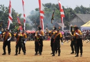 Unjuk Kebolehan : Anggota TNI dan Polri tampil bersama usai pelaksanaan upacara penutupan