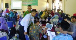 BAHASA PERGAULAN: Para guru SMA sederajat dari seluruh Kabupaten Tuban saat mengikuti workshop bahasa Jawa di Aula Disdikpora, Kamis (23/10/2014) siang.  (foto: ARIF AHMAD AKBAR) 