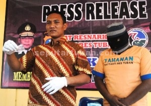 PENGEDAR SS : Kasat Resnarkoba Polres Tuban, Iptu Budi Frianto saat menunjukkan barang bukti sabu dan tersangka, Jumat (7/11/2014)