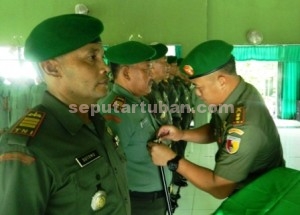 PENYEGARAN : Dandim 0811 Tuban, Letkol Kav. Rahyanto Edy Yunianto saat melakukan serah terima jabatan