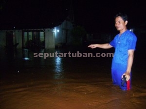 MERADANG : Kondisi banjir yang merendam rumah warga Kecamatan Merakurak, Sabtu (27/12/2014) malam