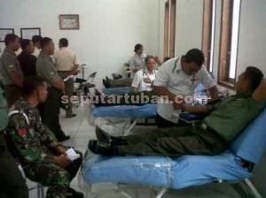 PEDULI : Aktivitas donor darah di Kantor PMI Tuban