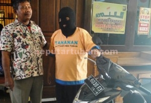 PENGGELAPAN: Arief Sudianto, karyawan PLN Bojonegoro, dan sepeda motor milik teman wanitanya yang diembat.  