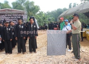 SEMANGAT : Komandan Kodim 0811 Tuban, Letkol Kav. Rahyanto Edy Yunianto saat memberangkatkan peserta jalan sehat persatuan SH Terate Guwoteru