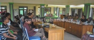 TERSANDERA: Suasana pertemuan antara warga Desa Gaji dengan Ketua DPRD dan Pemkab Tuban di Pendopo Kantor Kecamatan Kerek, Rabu (04/03/2014) siang.