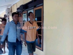 PENGECER : Tersangka seorang jukir saat di Mapolres Tuban, Rabu (29/04/2015)