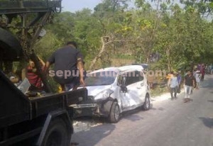 RUSAK PARAH : Kondisi minibus yang ditabrak truk saat dievakuasi dari lokasi kejadian
