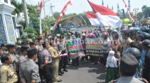 AKSI SUSULAN: Lagi, puluhan korban konflik lahan versus PT Semen Indonesia (PT SI) yang menamakan dirinya Forum Masyarakat Gaji (FMG) meluruk kantor Bupati Tuban, Rabu (12/08/2015) pagi.  