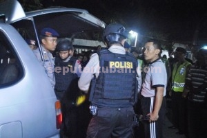 ANTISIPASI: Polisi bersiaga di Gang I Kelurahan Latsari Tuban, Kamis (24/09/2015) malam.   