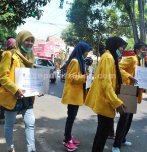 PEDULI: Mahasiswa universitas terbuka (UT) di Kabupaten Tuban menggelar aksi solidaritas  penggalangan dana untuk para korban bencana asap yang ada di Riau, Rabu (14/10/2015) pagi. 