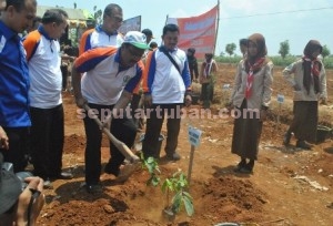 PENYEMANGAT : Wakil Gubernur Jatim, Saifullah Yusuf secara simbolis melakukan penanaman pohon