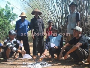 Krisi Kepercayaan : Warga Desa Gaji saat membakar surat panggilan pemilih wujud boikot Pemilukada 2015, Rabu (9/12/2015)