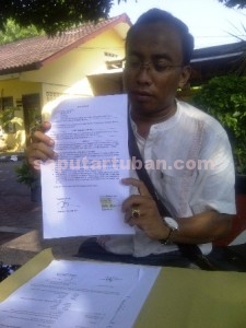 MUNDUR : Kuasan Hukum Toin, Nur Aziz menunjukkan surat pengunduran dirinya sebagai kuasa hukum