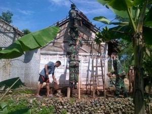 SIGAP : Anggota TNI membantu membenahi rumah warga yang rusak akibat puting beliung
