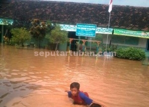 LANGGANAN : Sebuah sekolah terendam banjir, kondisi ini hampir tiap musim hujan terjadi