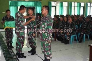 TINGKATKAN KEMAMPUAN : Perwakilan prajurit Kodim 0811/Tuban menerima tanda peserta dimulainya latihan dari Kasdim