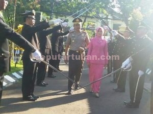 SELAMAT DATANG : Kapolres Tuban, AKBP Fadly Samad beserta istri saat memasuki Mapolres Tuban disambut upacara pedang pora