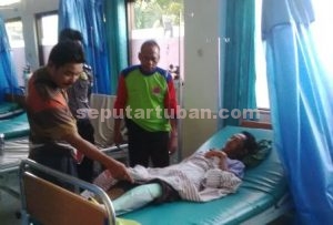TEGA : Kapolsek Parengan didampingi Kanit Reskrim dan anggotanya saat menjenguk korban di rumah sakit
