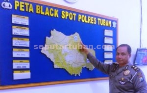 BLACK SPOT : Kanit Laka Satlantas Polres Tuban, IPTU Nungky Sambodo saat menunjukkan peta rawan Laka Lantas