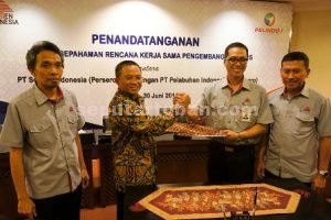 KERJASAMA : Direktur Utama Semen Indonesia, Rizkan Chandra dan Direktur Utama Pelindo I, Bambang Eka Cahyana saat menandatngani MoU. kerja sama ini merupakan sinergi nyata dua perusahaan plat merah.
