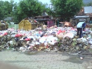 DIKELUHKAN : Kondisi sampah di sekitar Pasar Jatirogo sudah menggunung