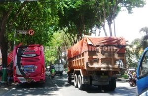 SEMBARANGAN : Bus Pariwisata parkir dibawan tanda larangan parkir kawasan jalan Panglima Sudirman Tuban