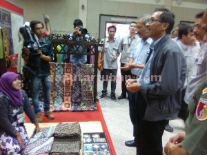 MERIAH : EVP Semen Indonesia, Sunardi Prionomurti (berjaket) saat meninjau salah satu stan UKM batik usai acara pembukaan