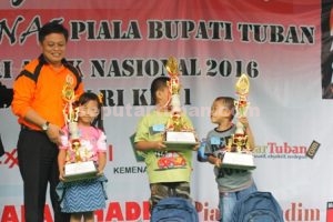 MENGUATKAN : Adm Perhutani KPH Parengan, Daniel Budi Cahyono usai menyerahkan piala dan hadiah pemenang lomba mewarnai kategori PAUD/TK/RA