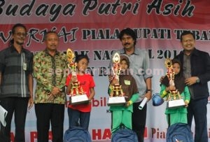 MEMANTABKAN : Ketua DPRD Kab. Tuban, M. Miyadi (baju batik coklat) usai menyerahkan piala dan hadiah pemenang lomba kategori SD/MI kelas 1 sampai kelas 3