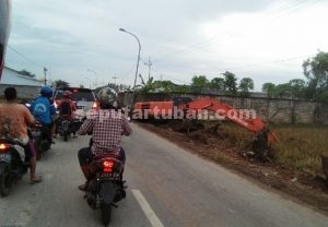 SEGERA SELESAIKAN : Proses pelaksanaan proyek pelebaran jalan Tuban - Merakurak