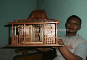 PENGEMBANGAN BARU : Kholik Yuliamin menunjukkan salah satu produk Miniatur Rumah Joglo